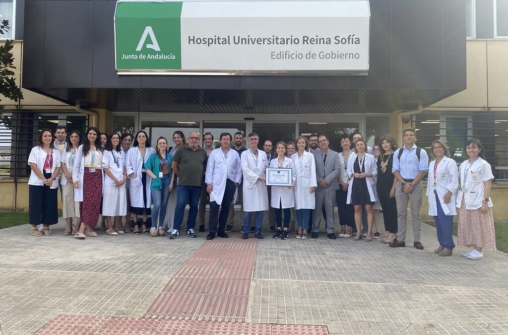 El Hospital Universitario Reina Sofía de Córdoba recibe la certificación excelente por su atención a pacientes con espondiloartritis axial